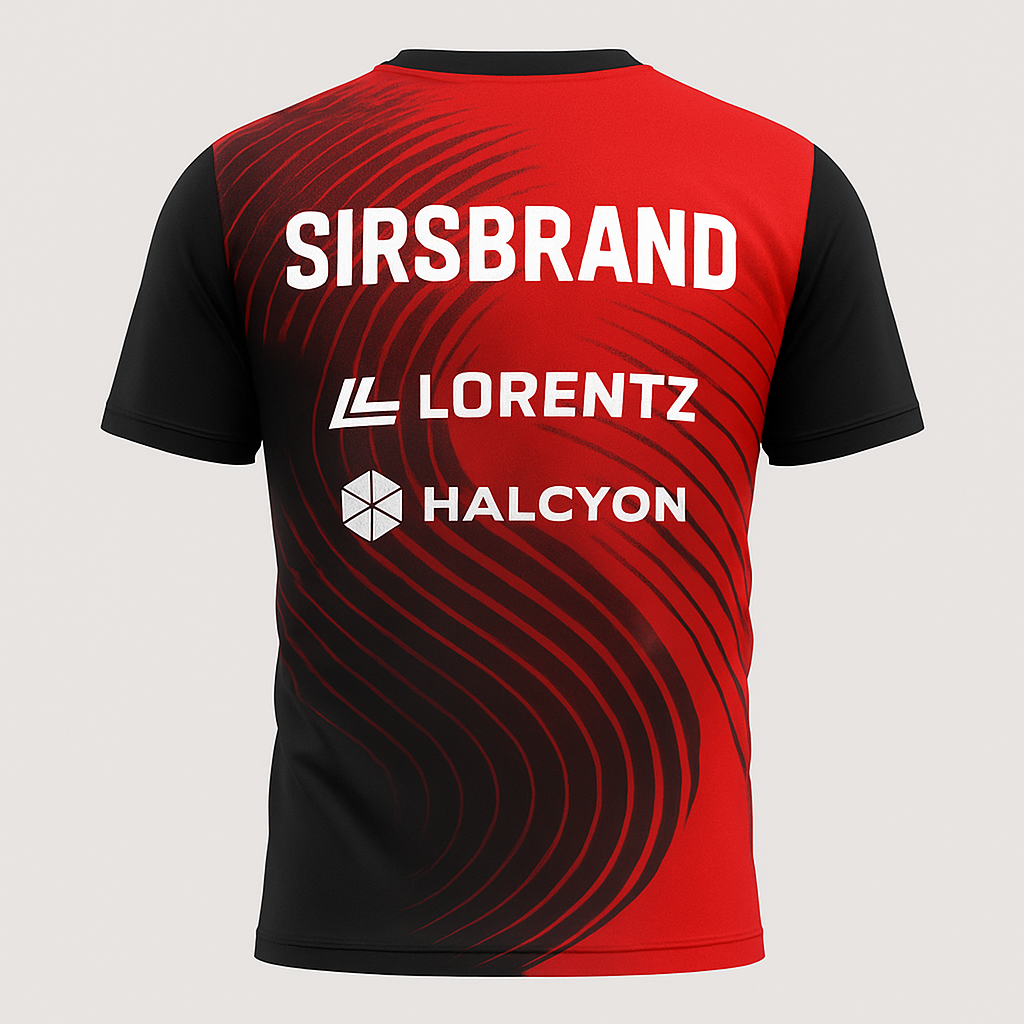 Jugador de pádel vistiendo camiseta técnica roja y negra SIRSBRAND con escudo y patrocinadores
